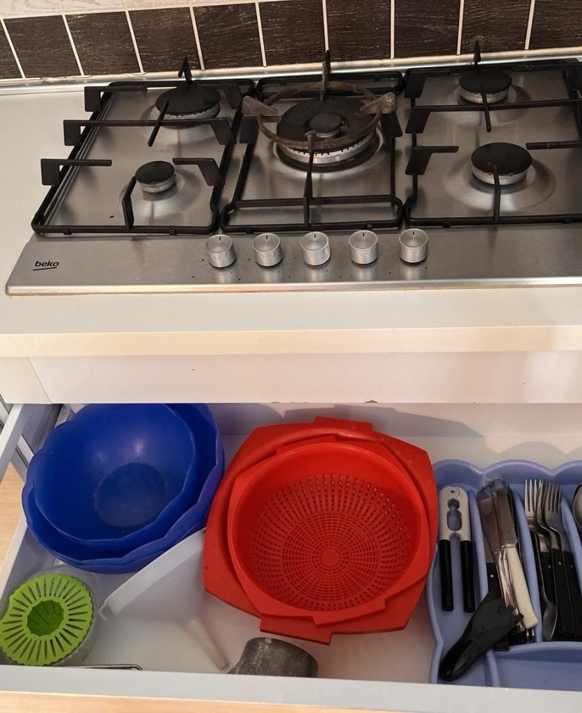 Five-burner gas hob and kitchen utensils