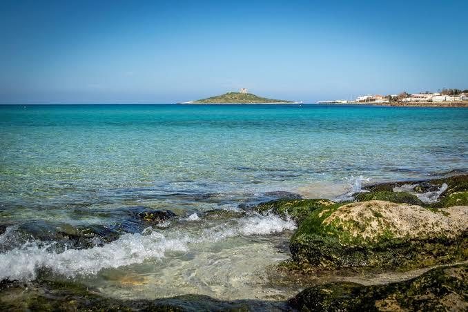 Clear sea with the islet on the horizon